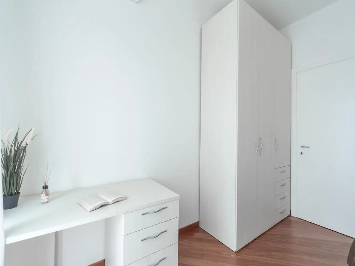 The Best Rent - Sunny Two-Bedroom Apartment In Piazzale Loreto Milan